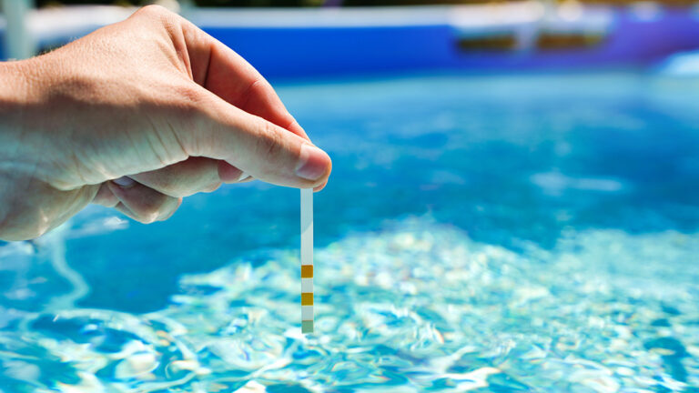 Cette méthode de traitement anti-algues fait sensation chez les propriétaires de piscine